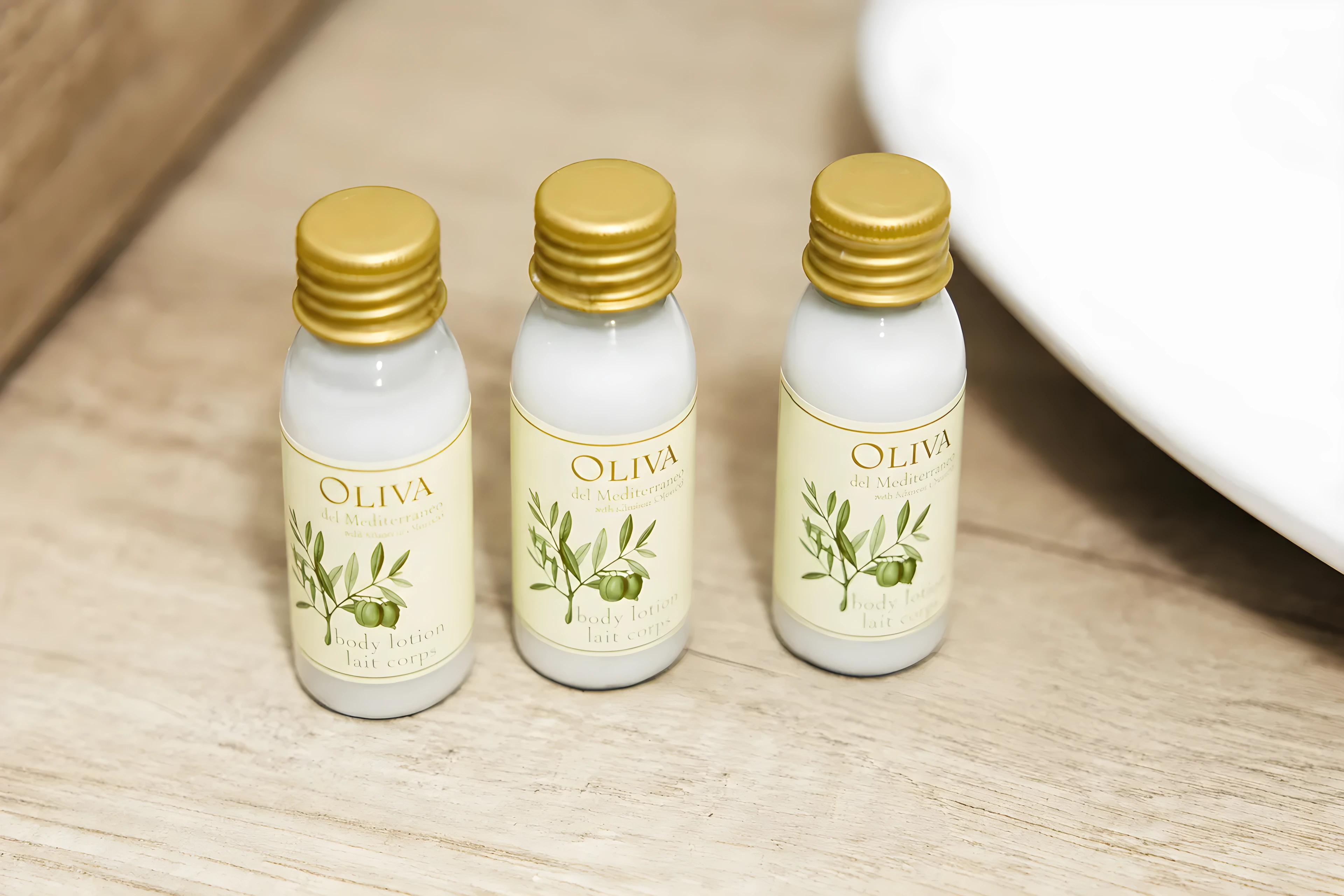 Flaconi di prodotti da bagno all’olio d’oliva su un piano in legno