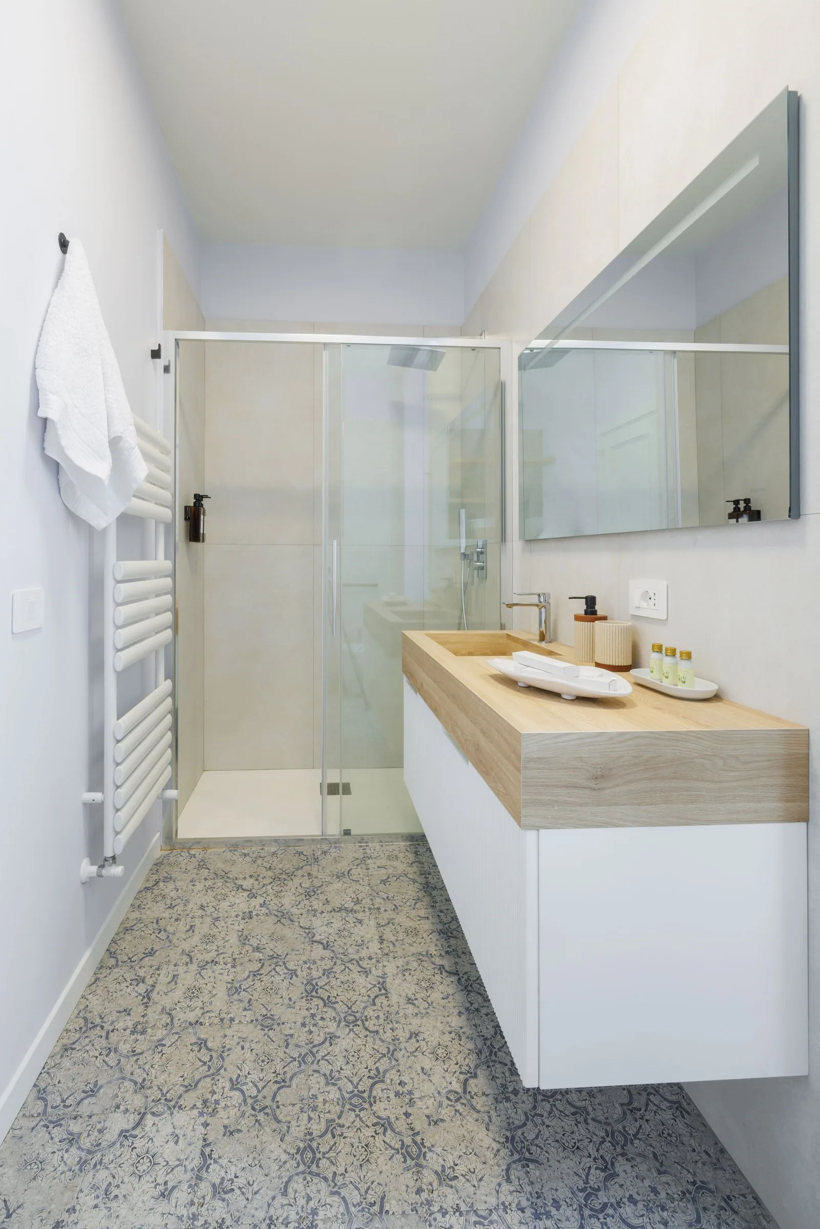 il bagno chiaro con piano in rovere