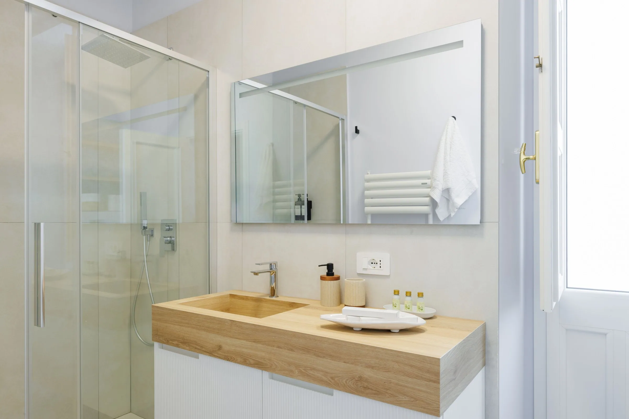 il bagno chiaro con piano in rovere