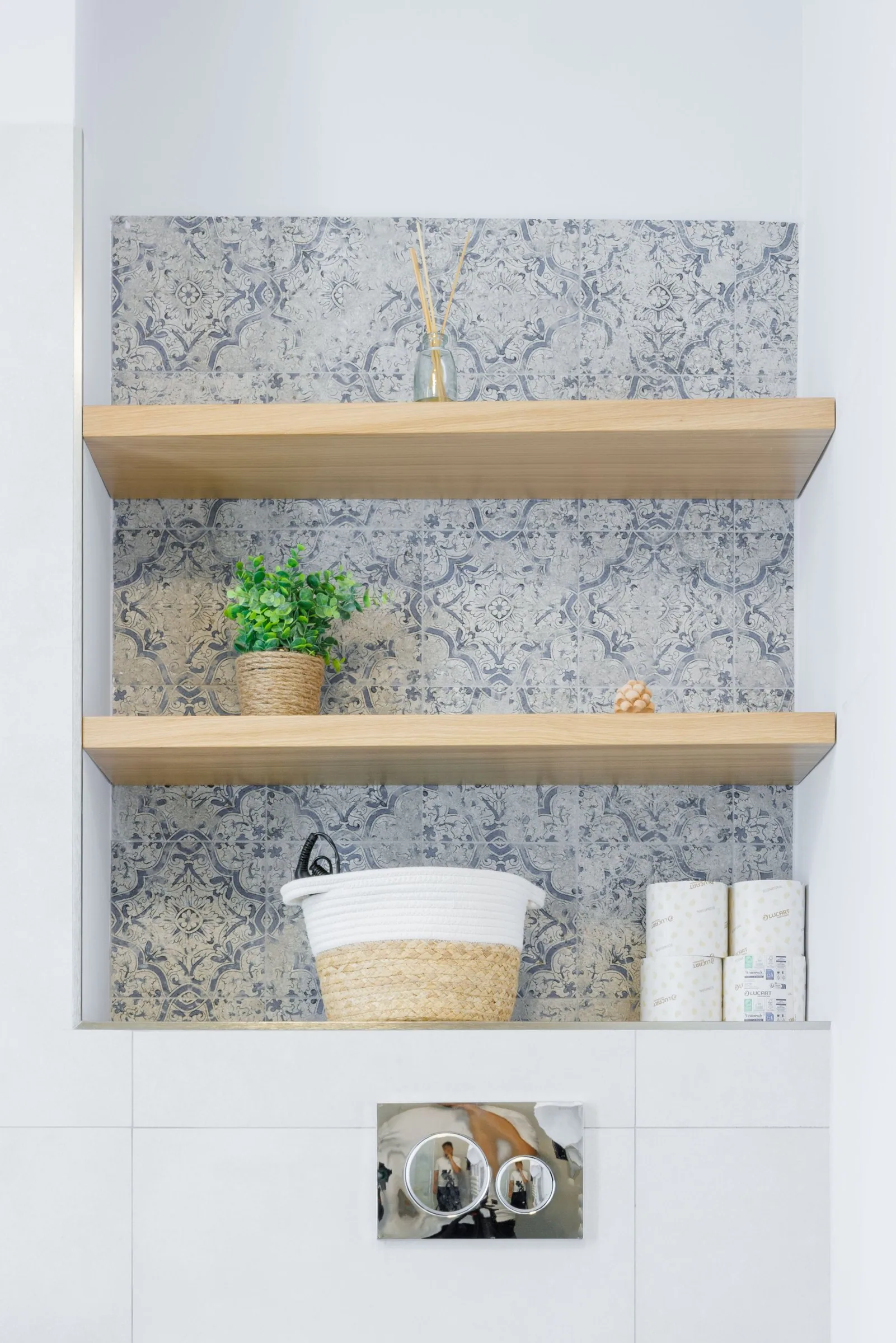 il bagno chiaro con piano in rovere
