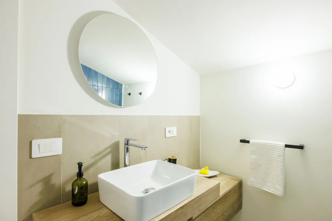 the bathroom with its blue majolica wall