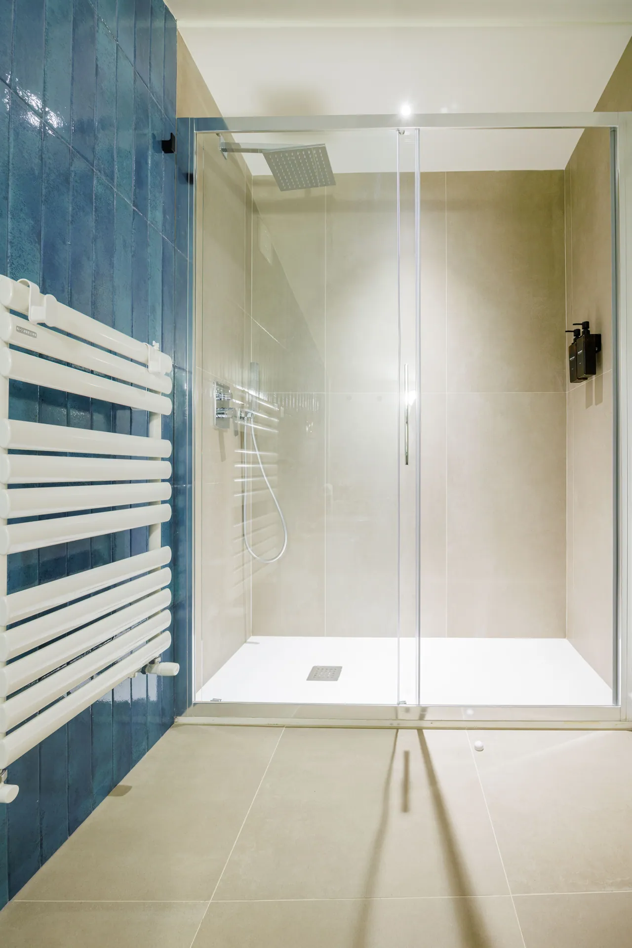 the bathroom with its blue majolica wall