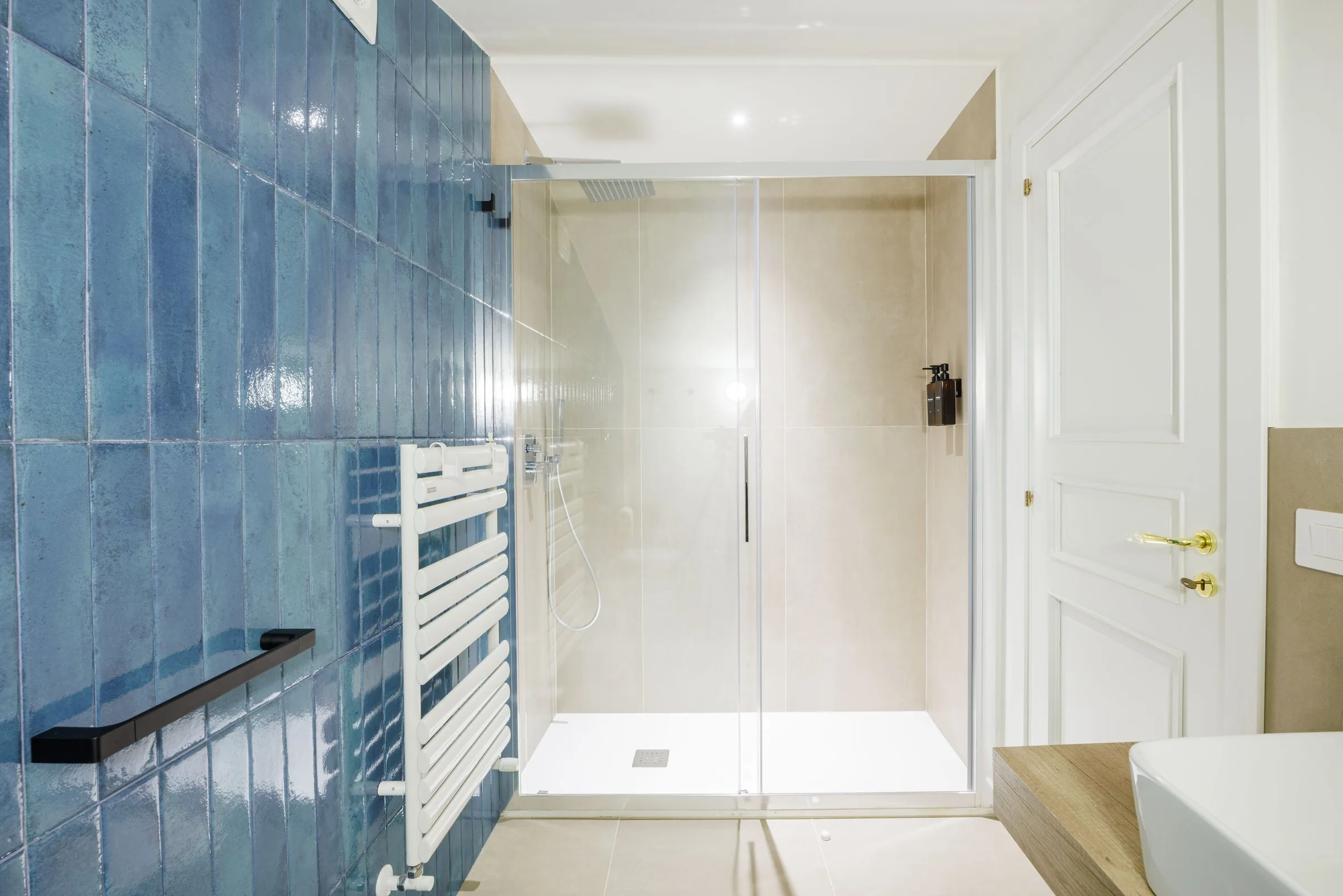 il bagno con parete in maiolica blu
