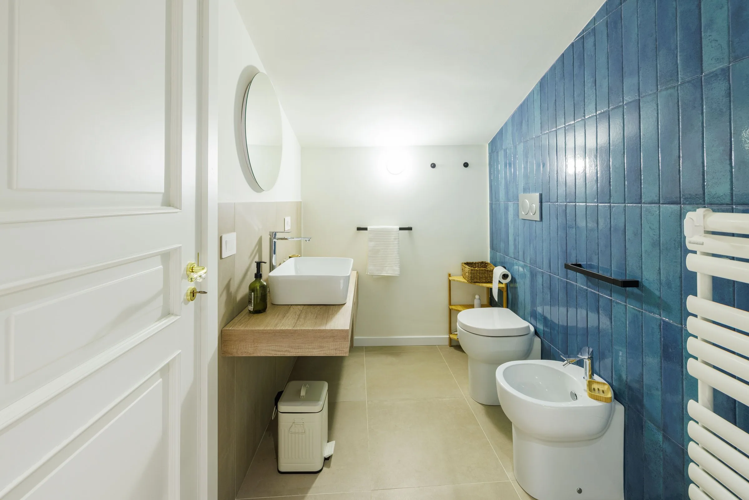il bagno con parete in maiolica blu