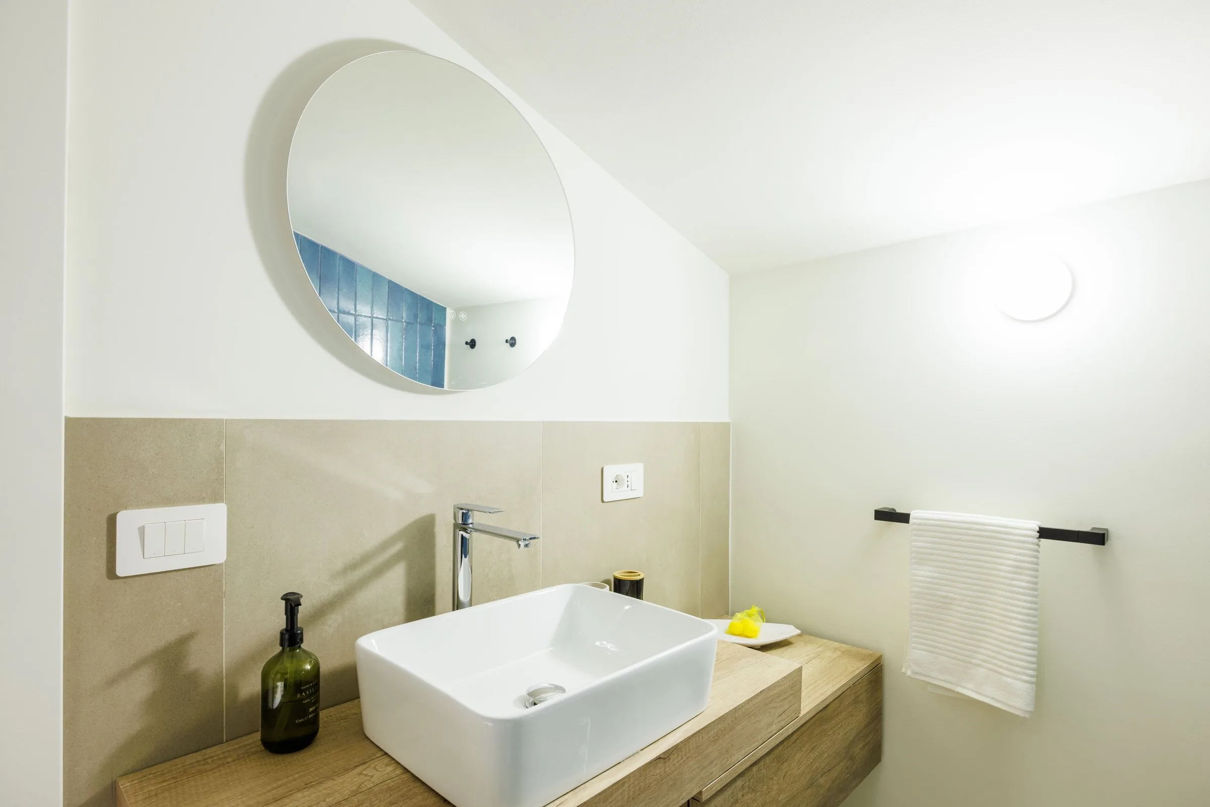 il bagno con parete in maiolica blu