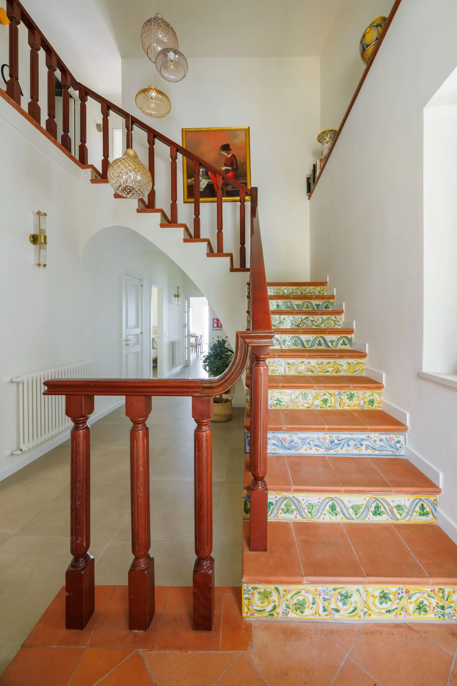 la scala in maiolica dipinta