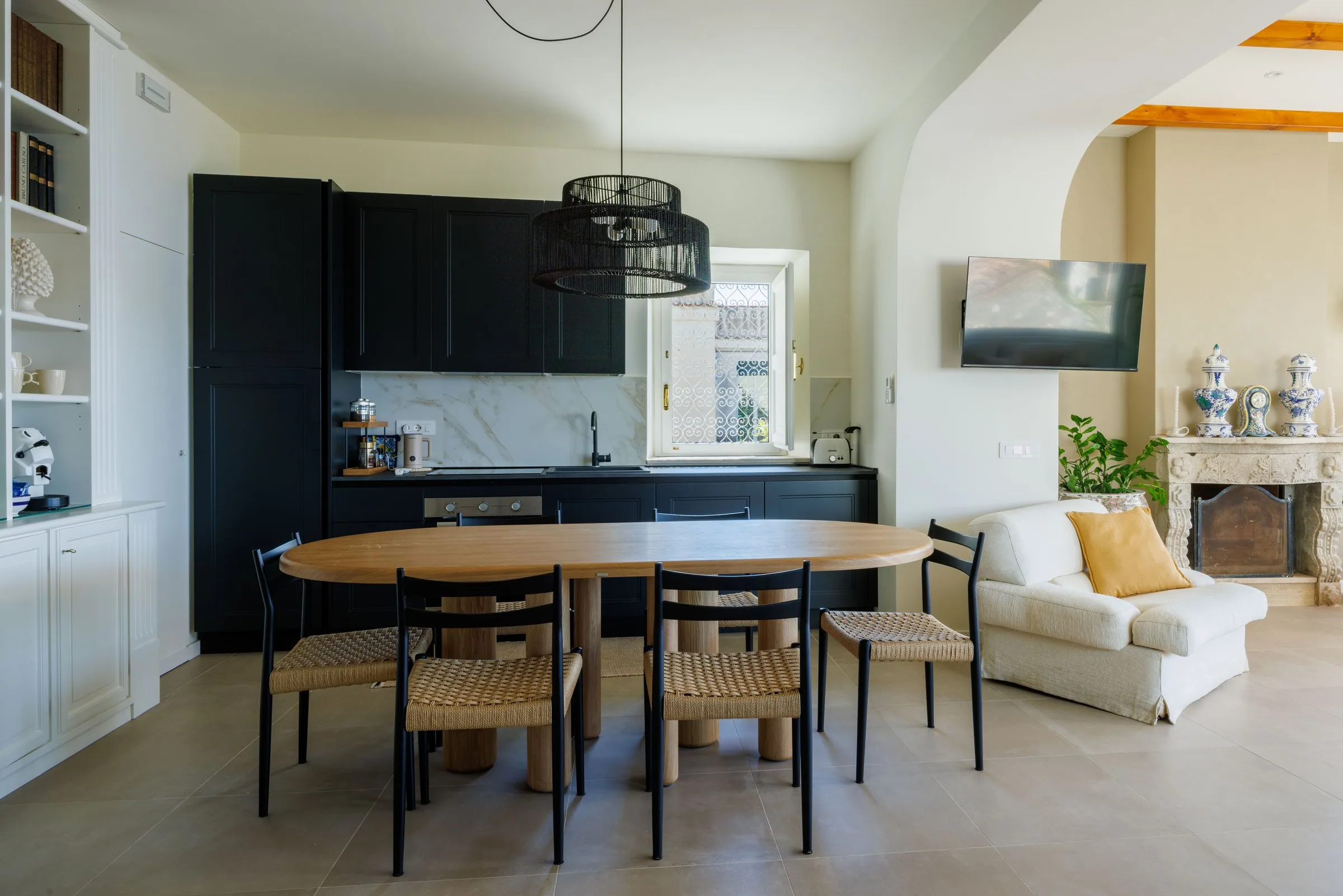 la cucina e il tavolo da pranzo