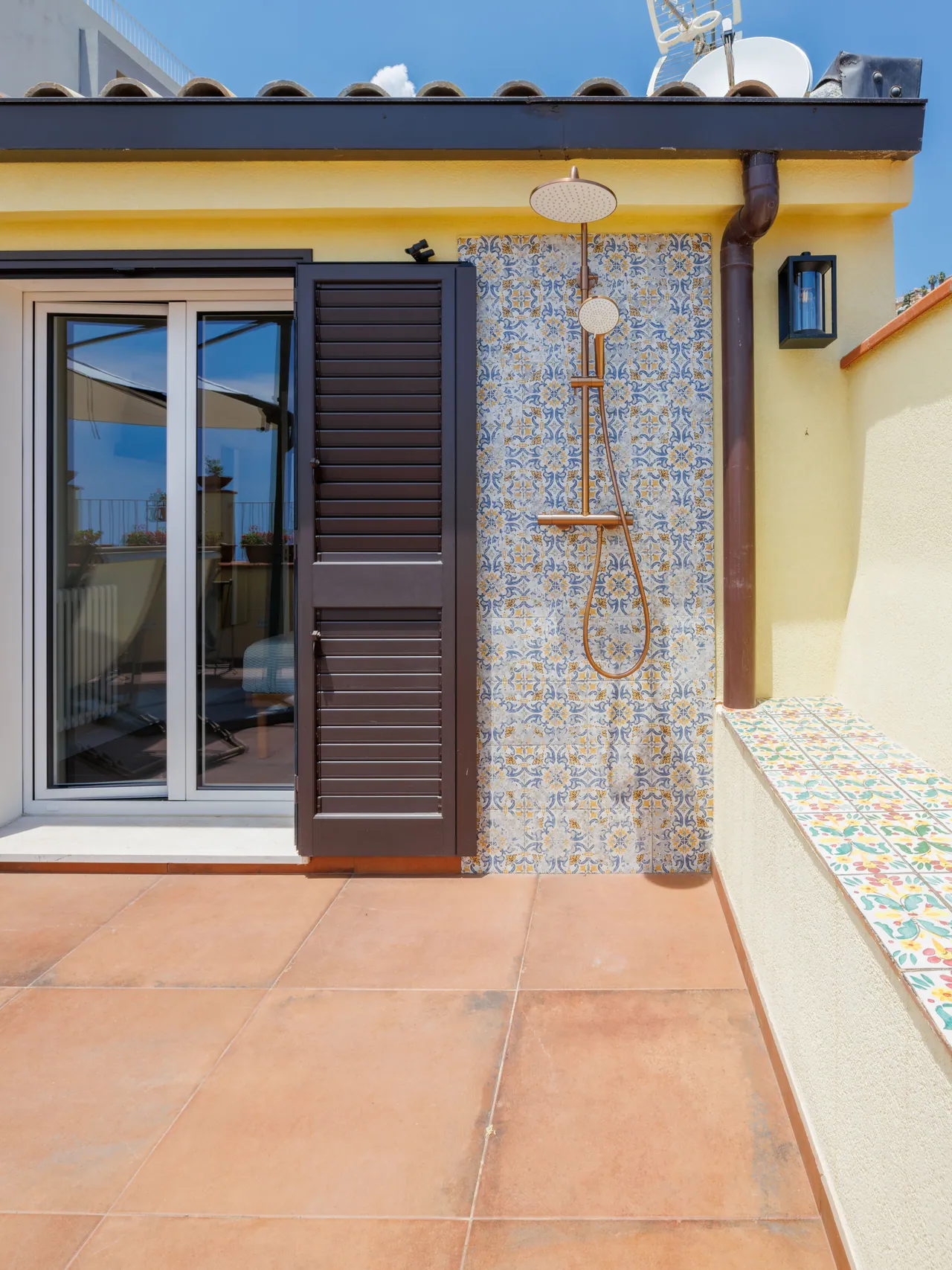 the panoramic terrace, with loungers and the outdoor shower