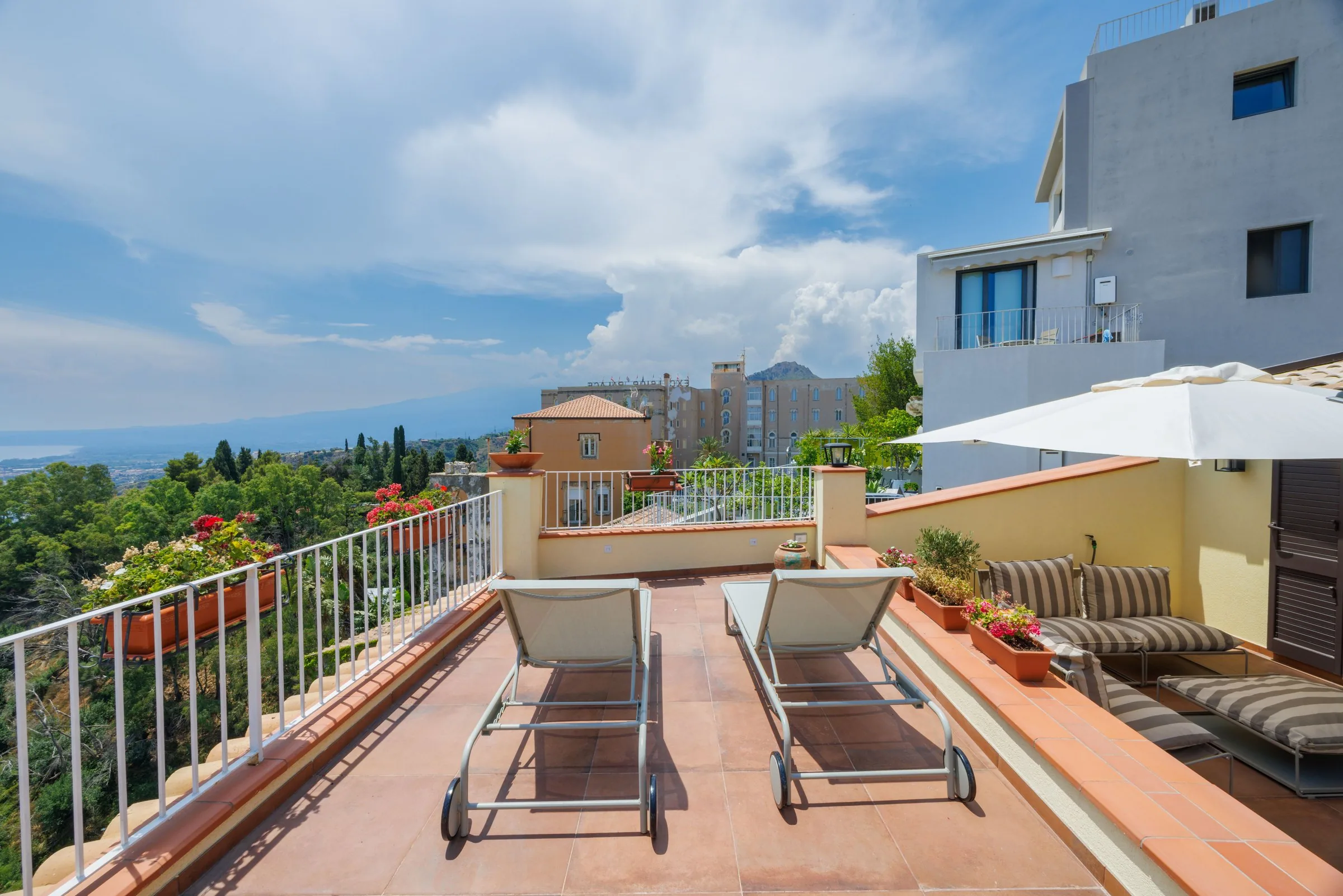 La terrazza panoramica di Casa Awaya