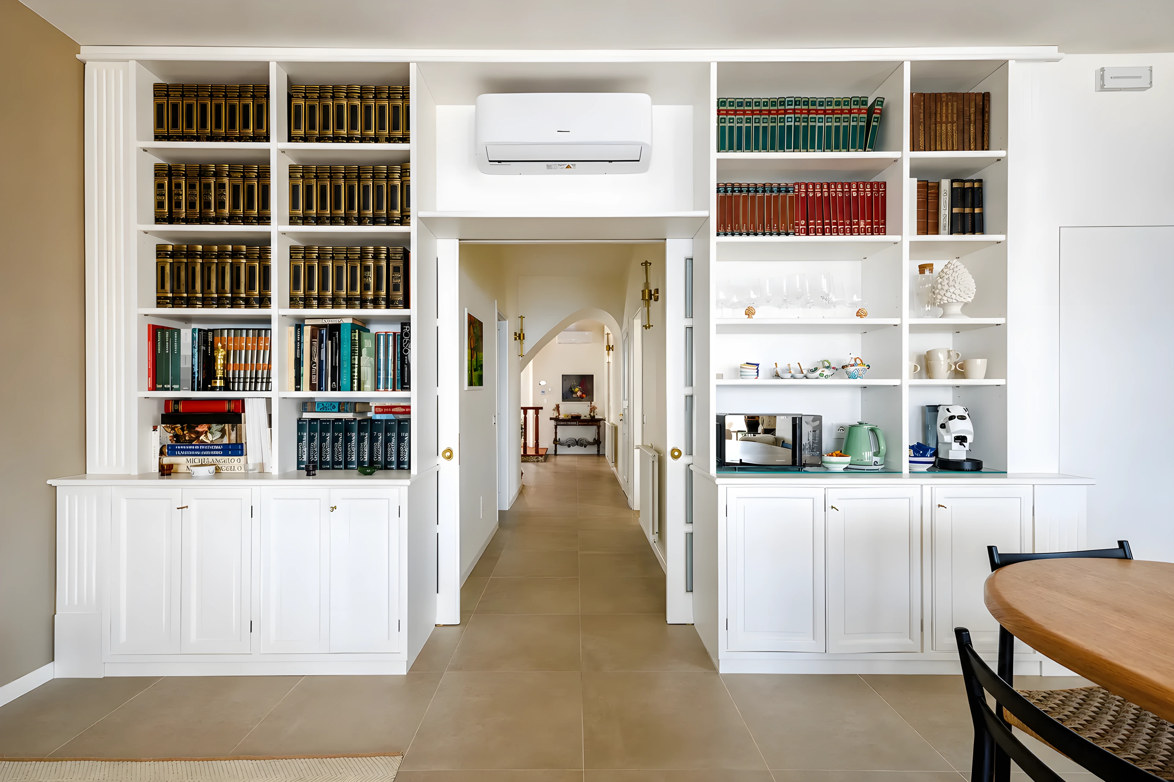 Il corridoio della libreria su misura di Casa Awaya, con libri veri sugli scaffali