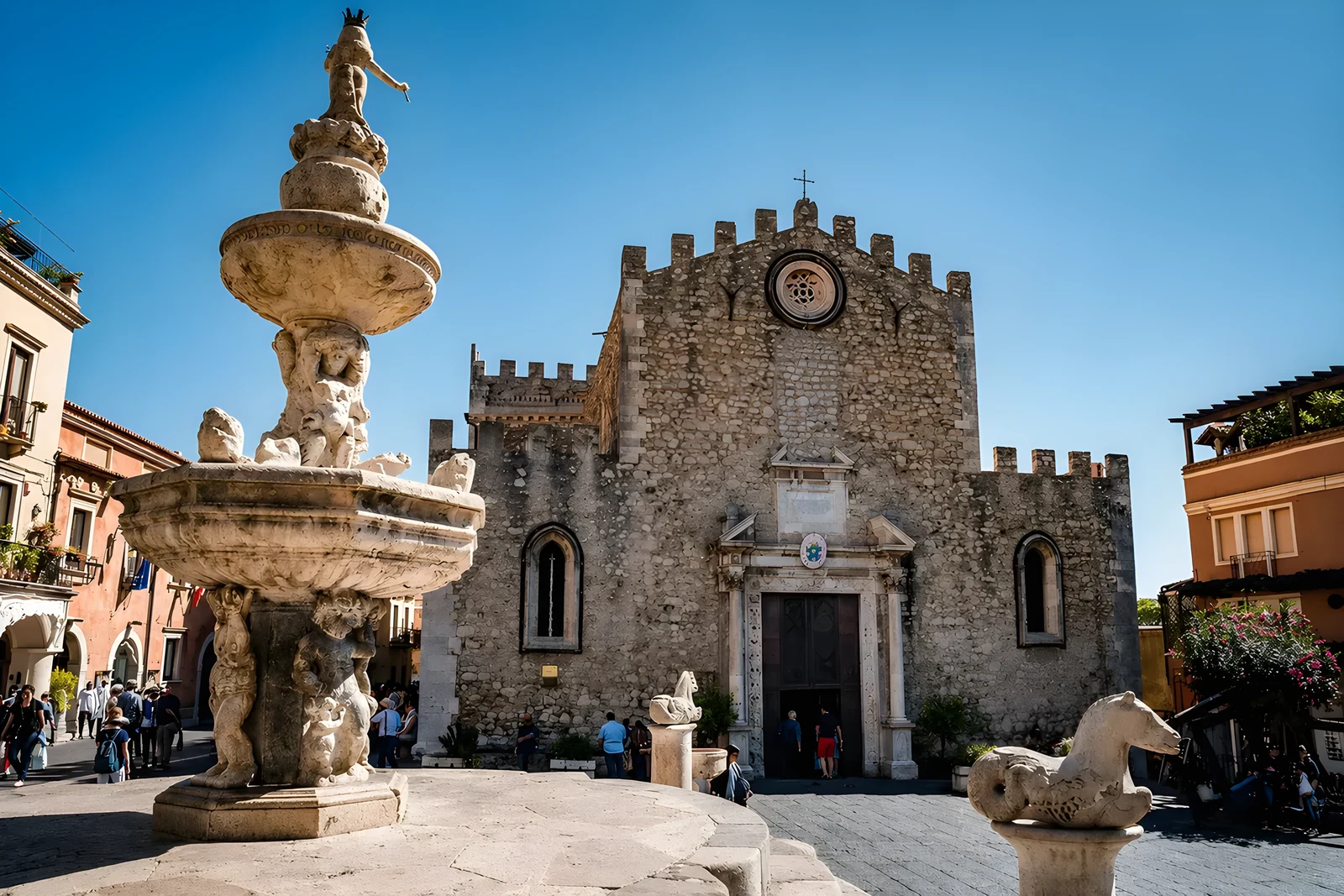 Il Duomo di Taormina e la fontana barocca in Piazza Duomo