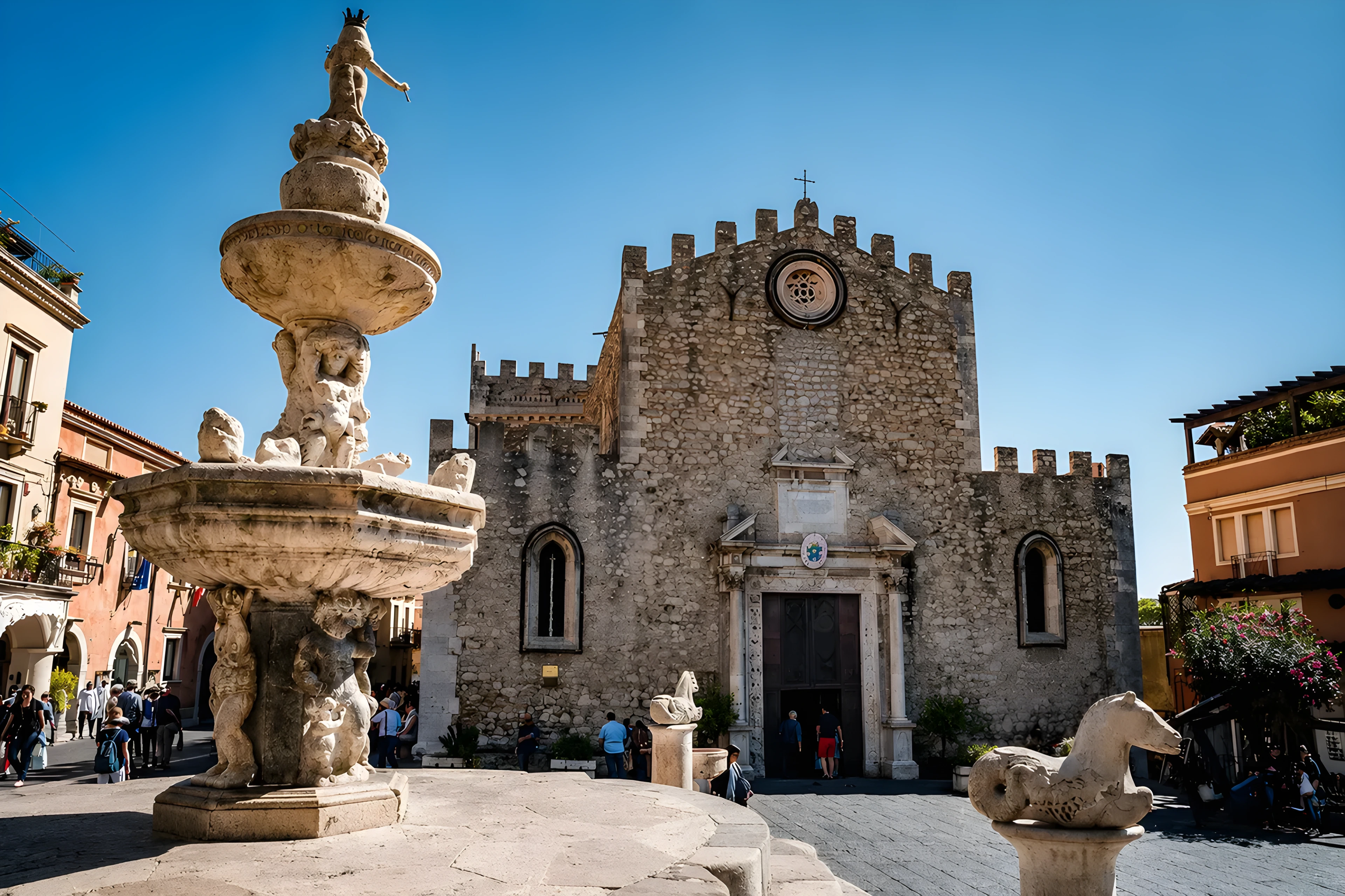 Il Duomo di Taormina e la fontana barocca in Piazza Duomo, a 200 metri da Casa Awaya