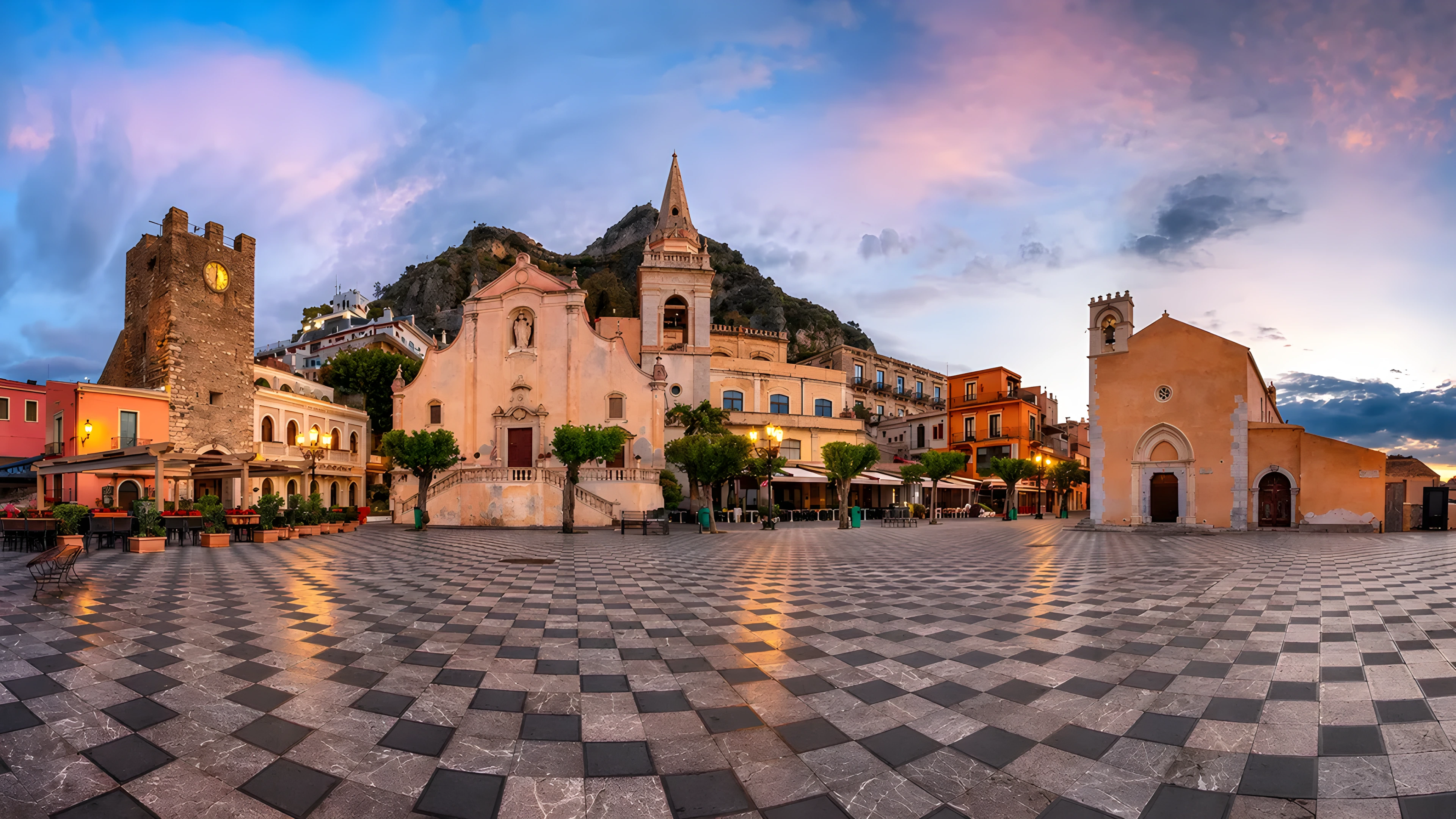 Piazza IX Aprile a Taormina, al tramonto, con la torre dell’orologio