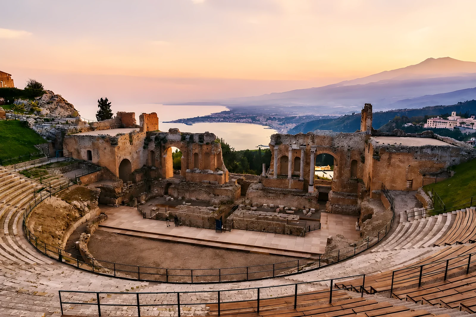Il Teatro Antico di Taormina al tramonto, con la costa sullo sfondo