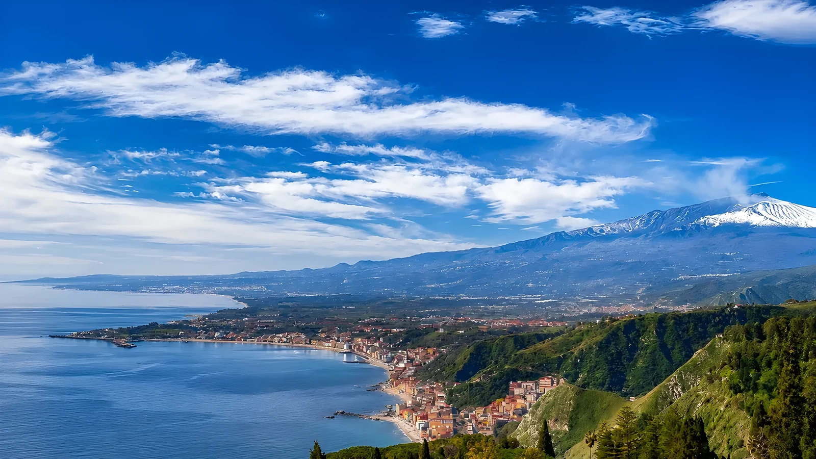 Vista aerea della costa di Taormina