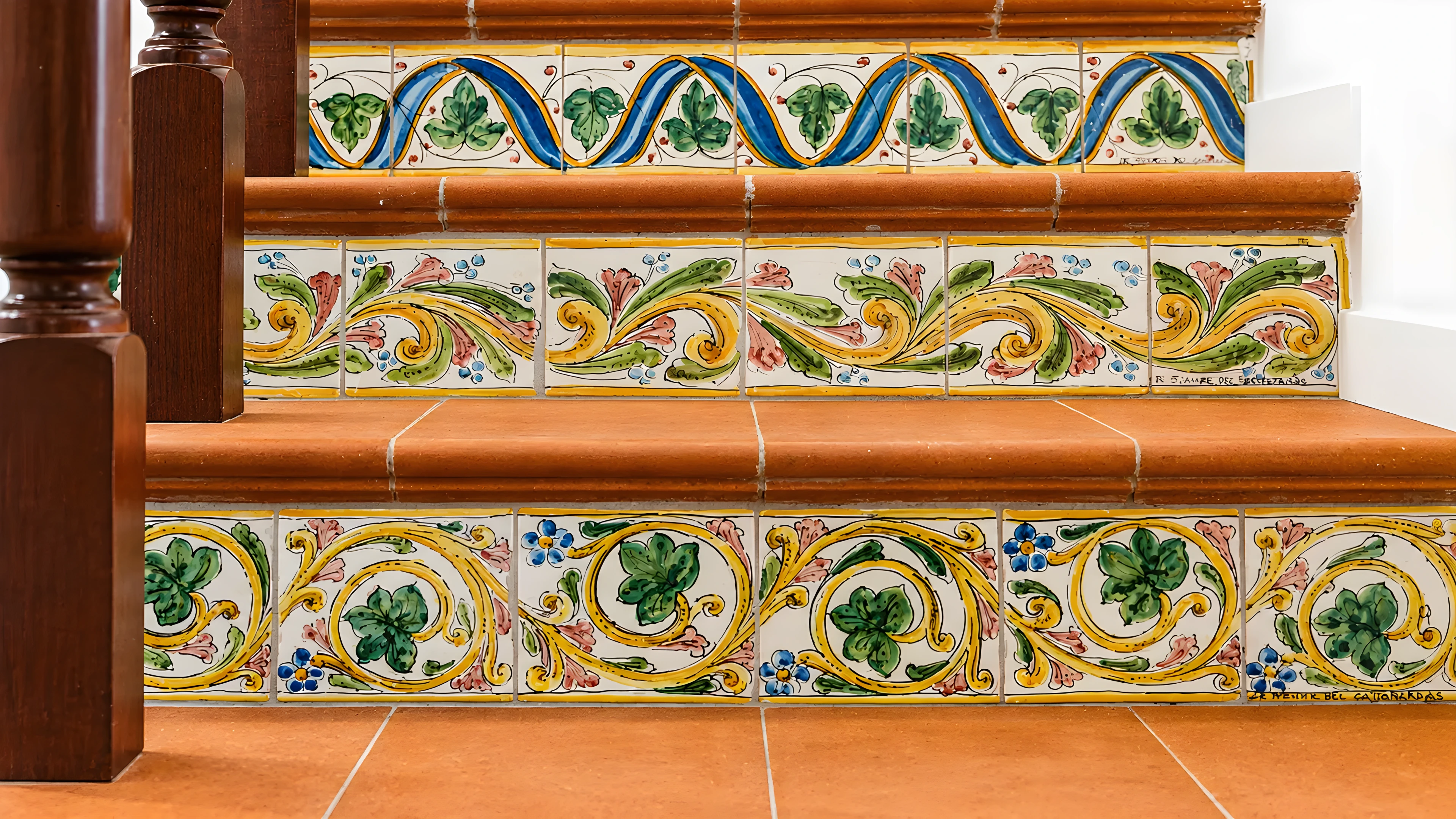 La scala in maiolica siciliana dipinta a mano, con alzate decorate e corrimano in legno