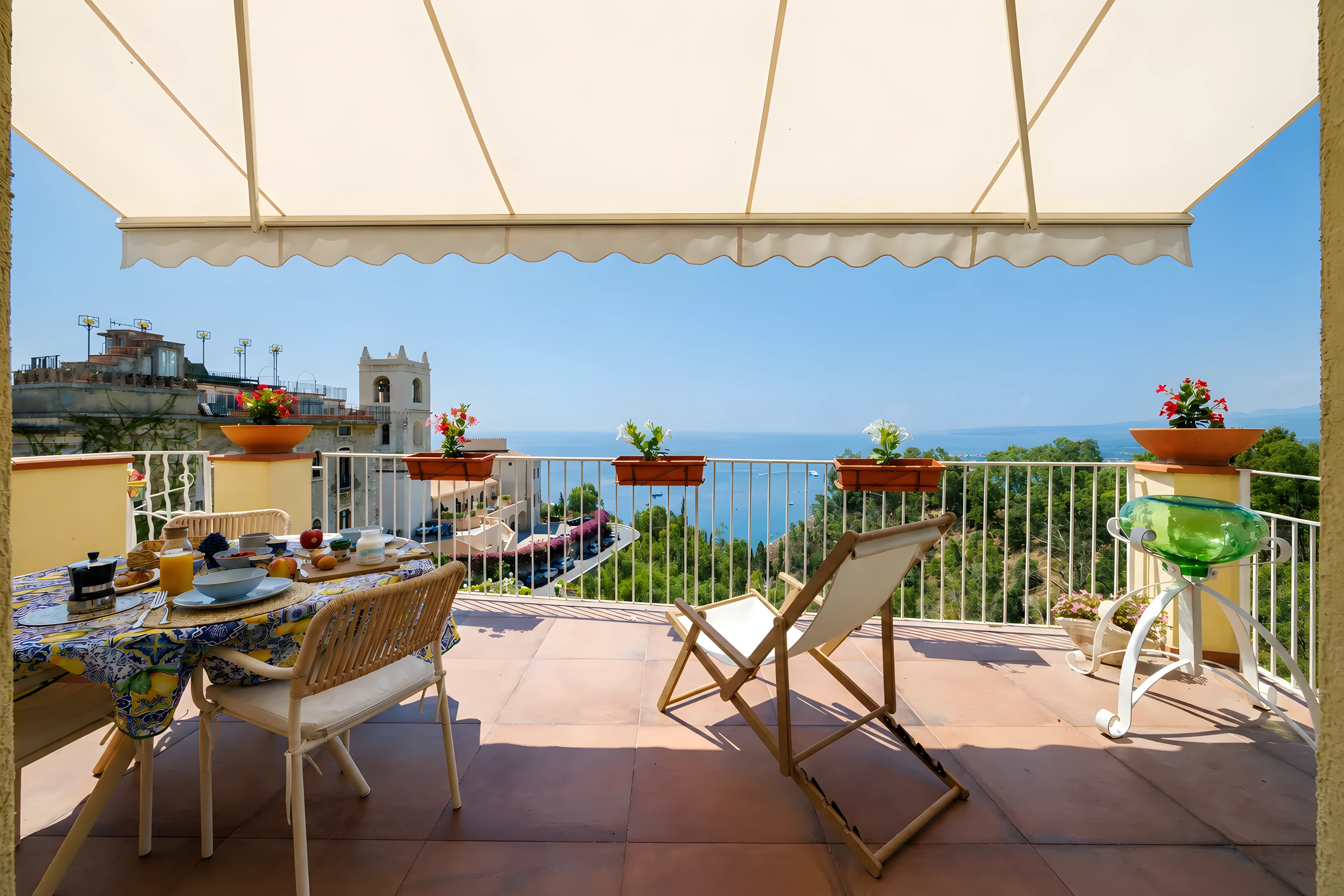 La terrazza bassa di Casa Awaya apparecchiata per la colazione, con tenda e vista sul campanile