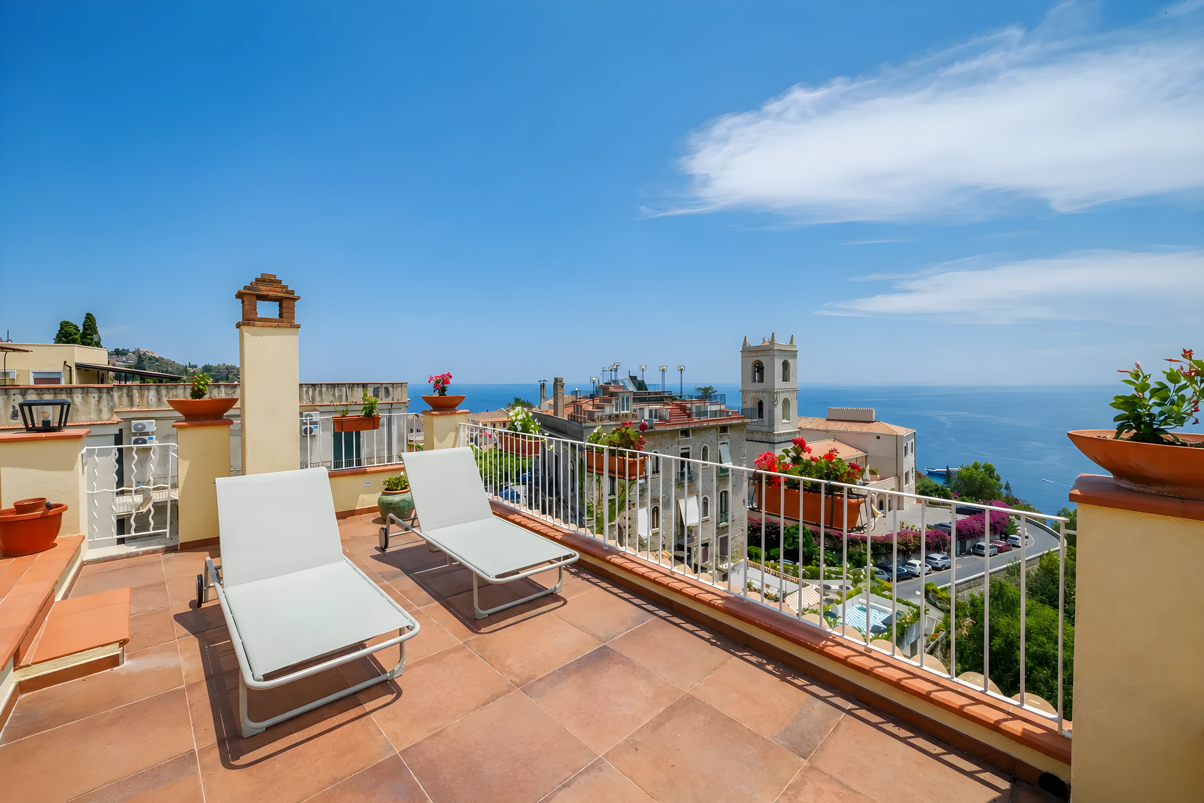 Panorama dalla terrazza alta di Casa Awaya, con i tetti di Taormina e il mare Ionio