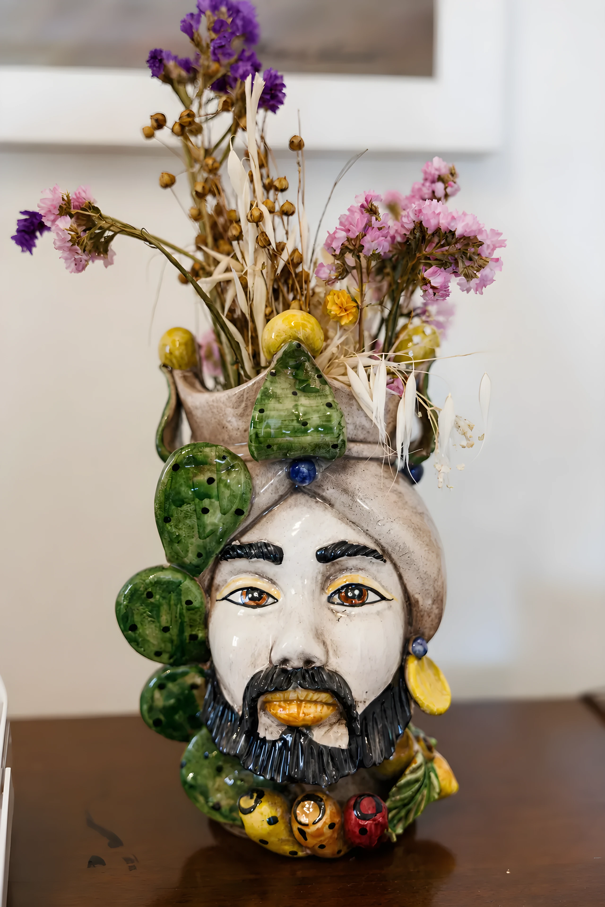 Testa di moro in ceramica siciliana con fiori secchi, nell’ingresso di Casa Awaya